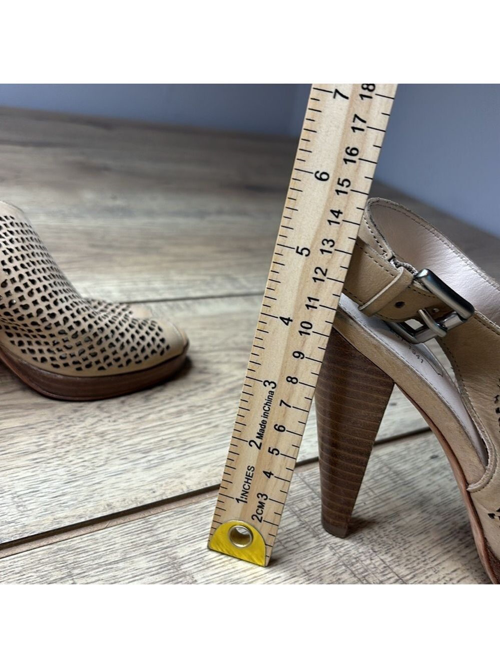 Women's Coach Tan Peep-Toe Sandals Size 6 - Picture 8 of 8
